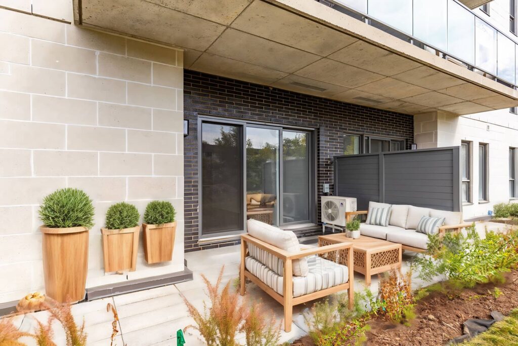 Spacieux balcon attenant à un condo du projet Signature Bois-Franc, dans Saint-Laurent, à Montréal